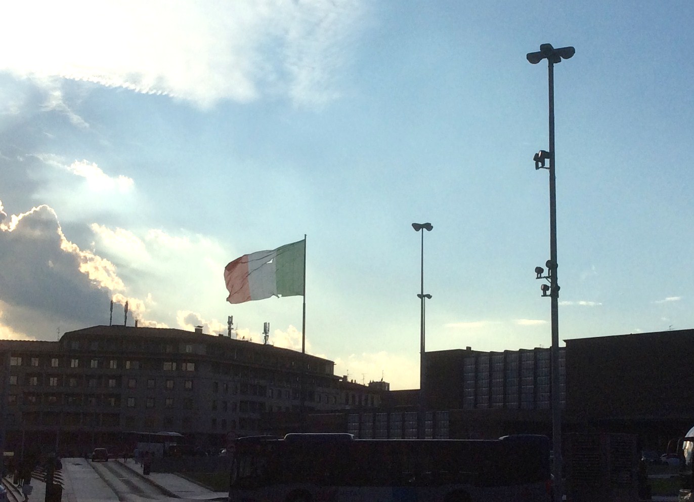 Bandiera italiana bucata in piazza stazione – Copia