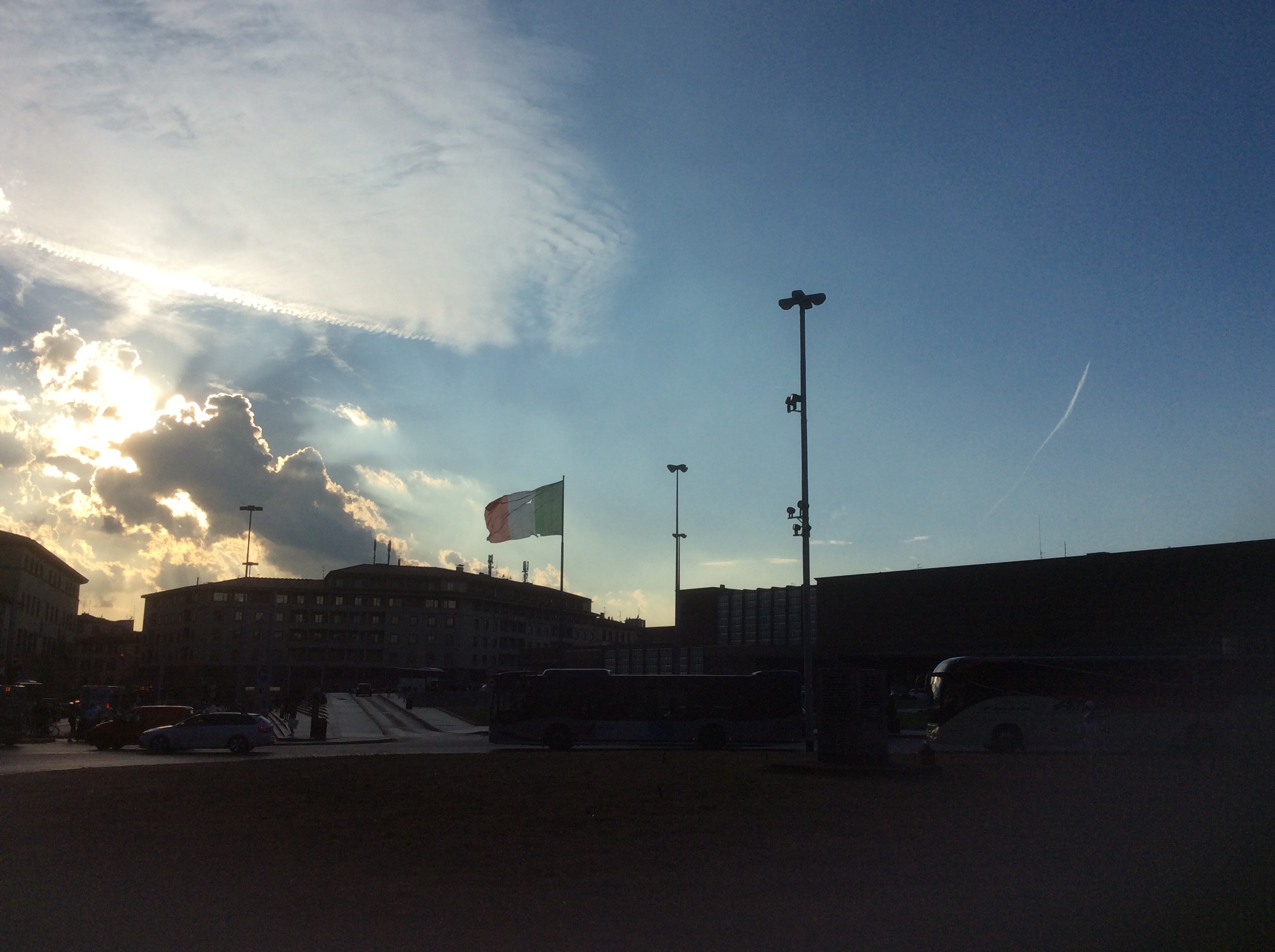 Bandiera italiana bucata in piazza stazione