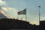 Grande Bandiera italiana bucata in piazza stazione