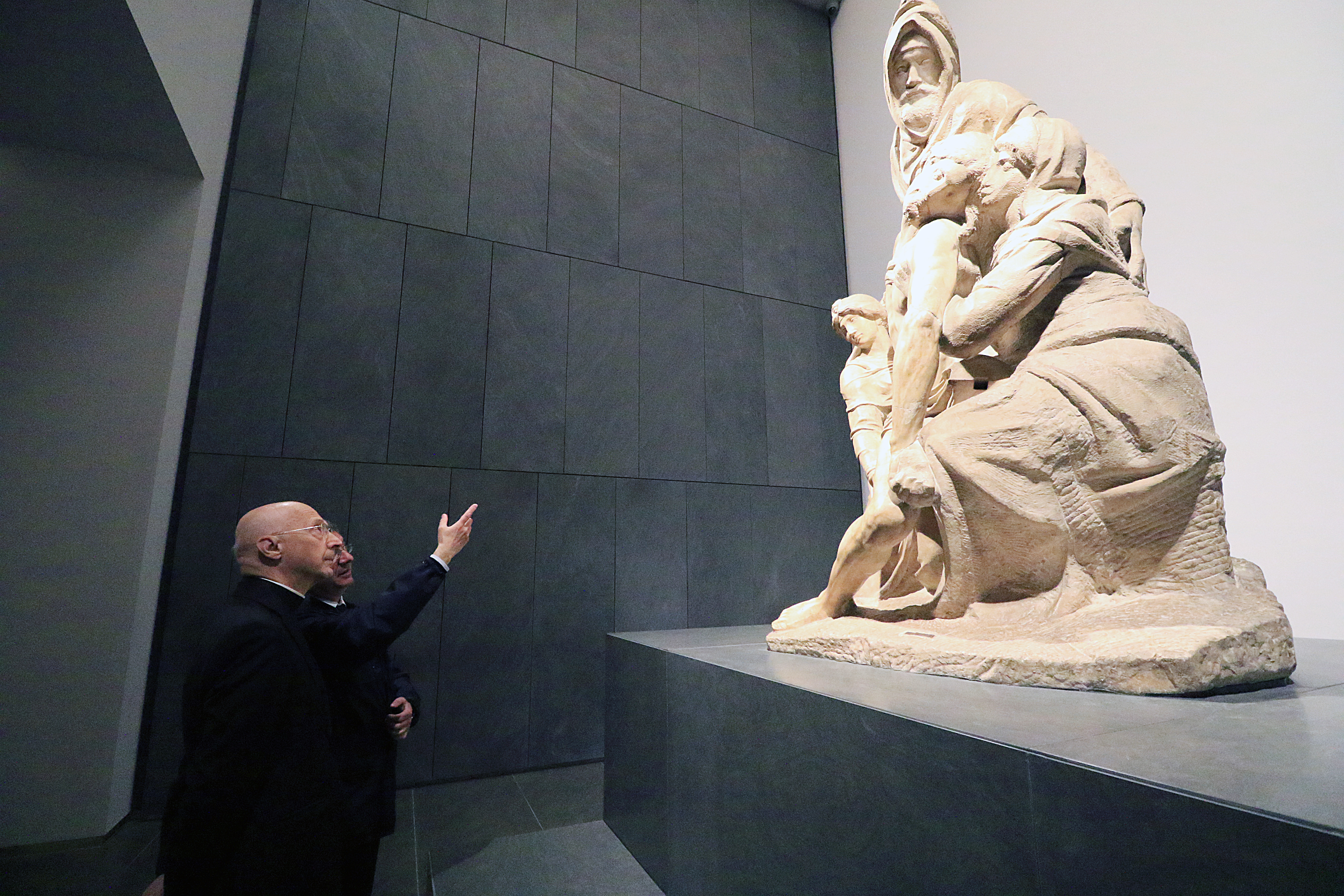 Il Cardinale  Angelo Bagnasco  visita il Museo dell’Opera del Duomo.