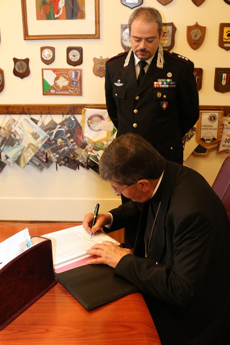 Firma libro d’onore dei Carabinieri