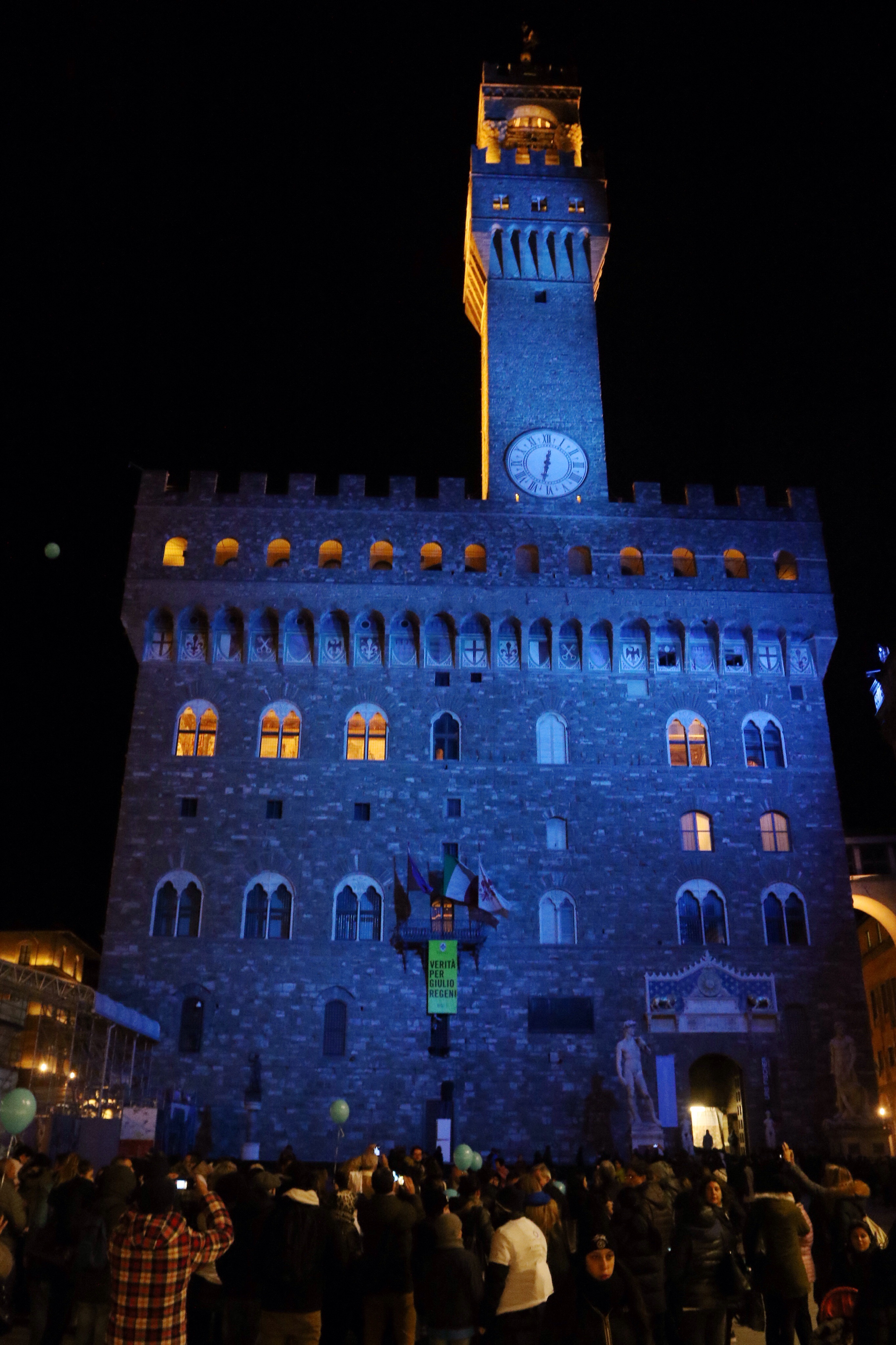 palazzo vecchio illuminato blu