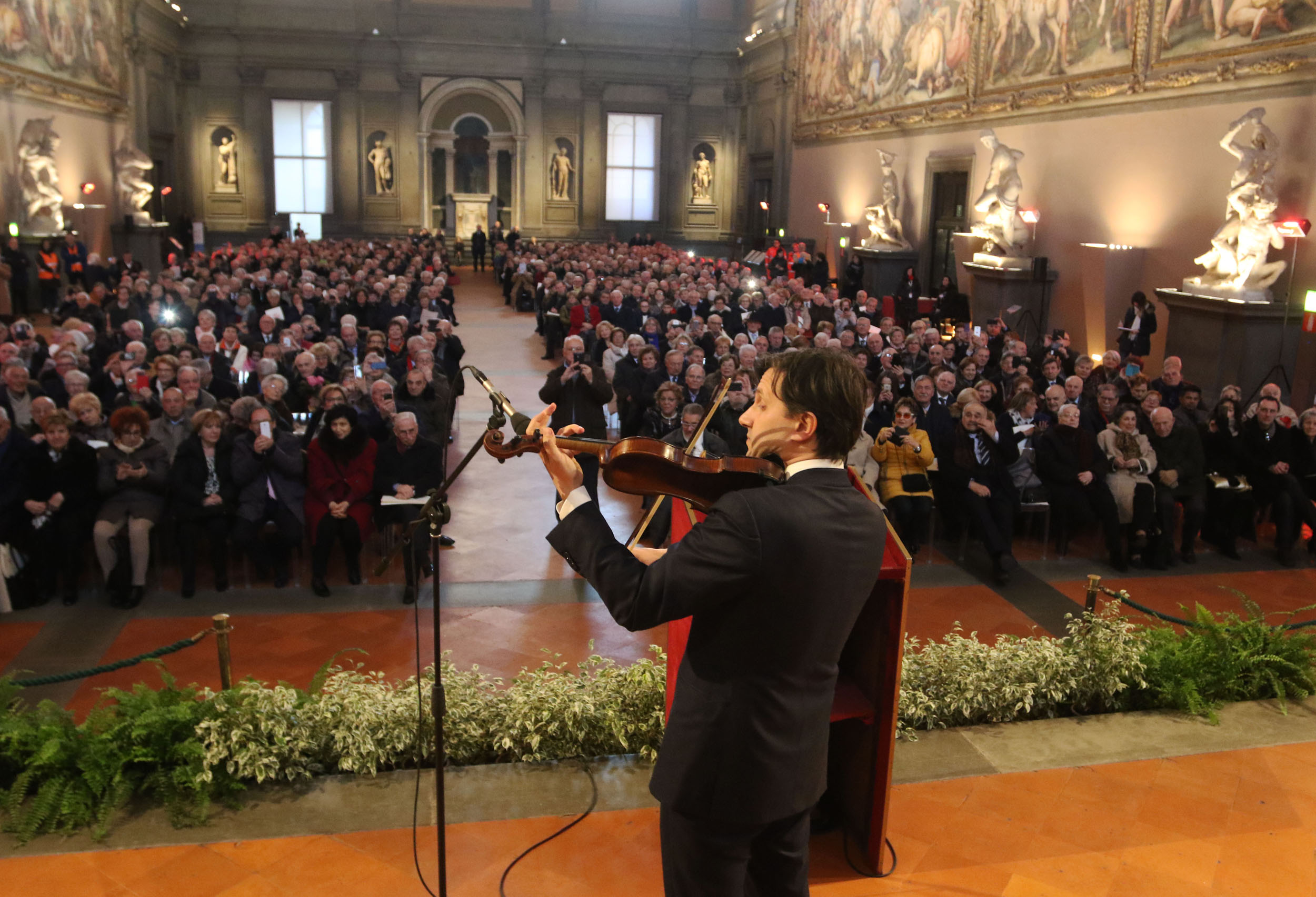 Sindaco Nardella con violino