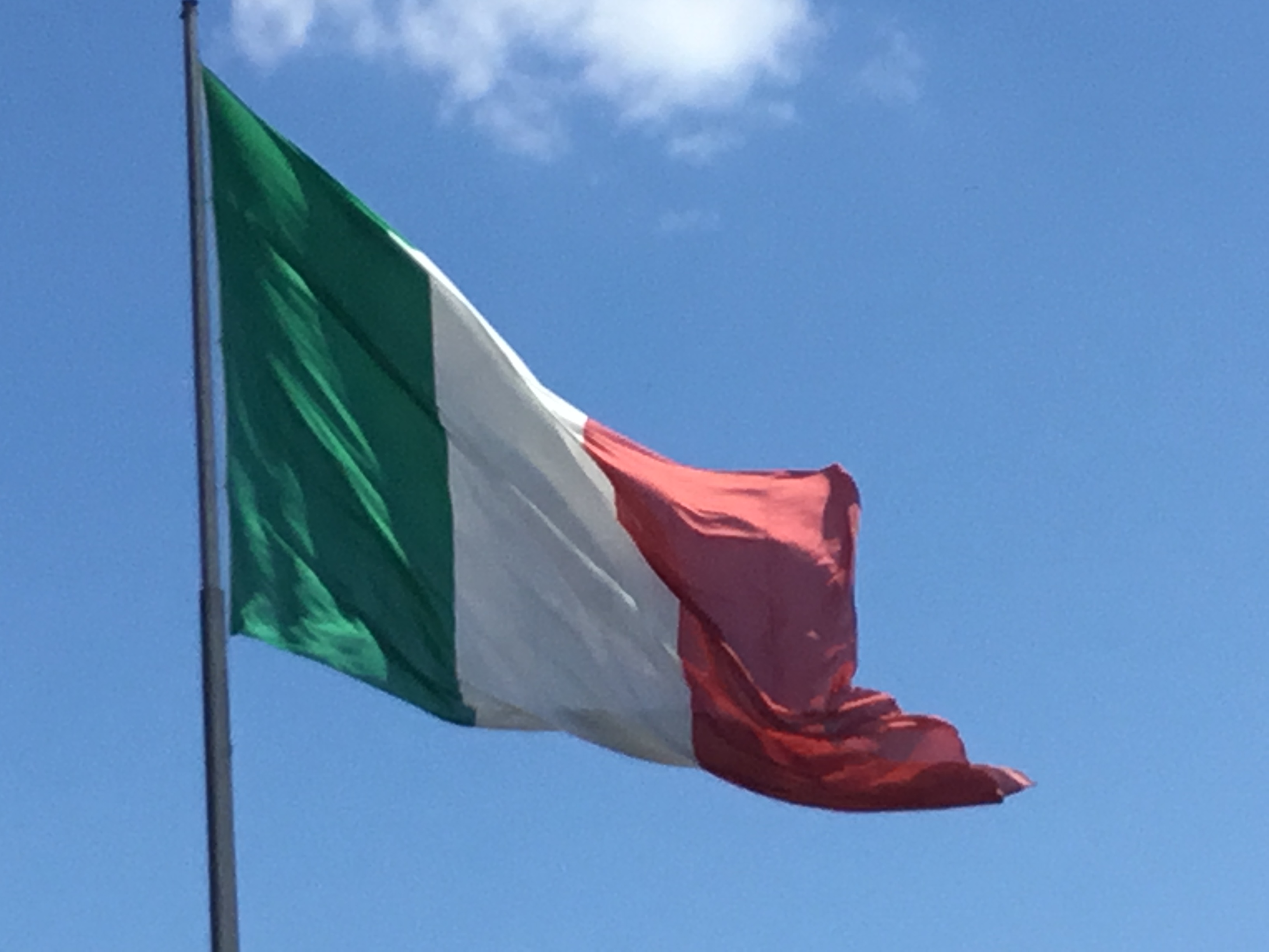 Bandiera piazza stazione-Foto Giornalista Franco Mariani
