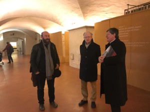 Davide Rondoni, Sergio Givone e il Cardinale Giuseppe Betori visinato la mostra Natus