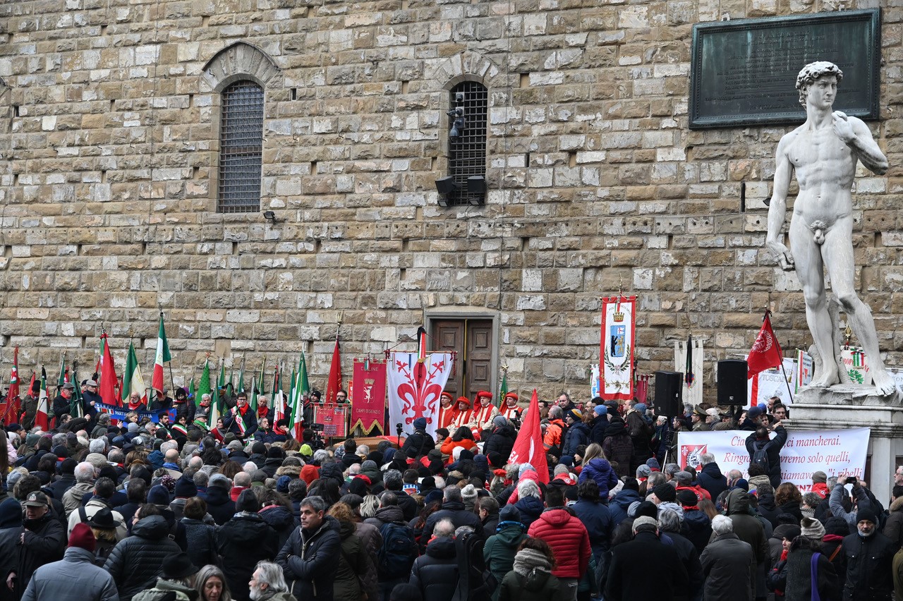 Piazza Signoria arengario con labari