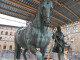 Cosimo I ‘scende’ da cavallo, la statua di piazza della Signoria smontata per il restauro